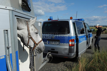 Dannenberg  Deutschland  Polizeibeamte auf dem Weg ins Biosphaerenreservat Niedersaechsische Elbtalare