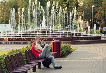 Junges Liebespaar in einem Park in Riga  Lettland