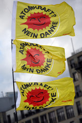 Berlin  Deutschland  Anti-Atomkraftfahnen auf der Anti-Atom-Demonstration