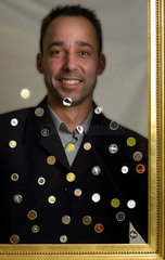 Glauchau  Deutschland  Portraetfoto von Goldschmied Garcia mit seinen Manschettenknoepfen zum ueberstuelpen