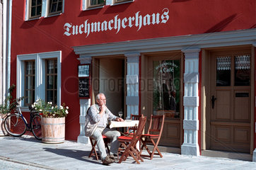 Rudolstadt  ein Rentner sitzt zu Wein und Tabak