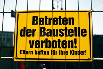 Berlin  ein Verbotsschild an einer Baustelle