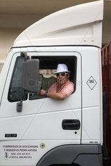 Llucmajor  Mallorca  Spanien  ein cooler Antiquitaetenhaendler in seinem Truck