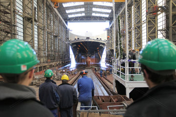 Flensburg  Deutschland  Arbeiter der Flensburger Schiffbaugesellschaft (FSG) begleiten einen Stapellauf
