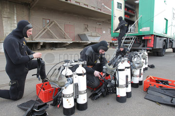 Flensburg  Deutschland  Polizeitaucher im Flensburger Hafen bei den Vorbereitungen