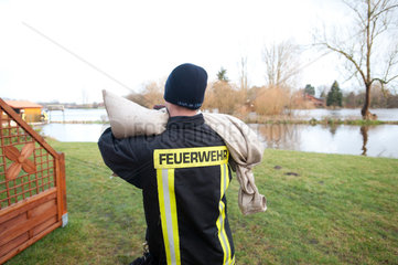 Kellinghusen  Deutschland  die Feuerwehr versucht die Fluten zurueck zu halten