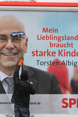 Flensburg  Deutschland  ein Plakat von Torsten Albig  des Spitzenkandidaten der SPD  wird plakatiert