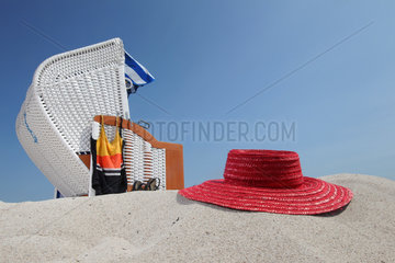 Eckernfoerde  Deutschland  Strandkorb mit rotem Hut am Strand