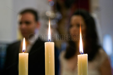 Sevilla  Spanien  drei Kerzen brennen waehrend einer Trauung