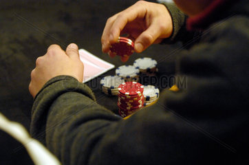 Chemnitz  Deutschland  ein Pokerspieler nimmt einen Jeton in die Finger