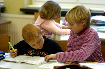 Kinder beim Schulunterricht  Brandenburg