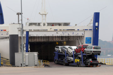 Kiel  Deutschland  Autotransporter faehrt auf eine RoPax-Faehre am Kieler Ostuferhafen
