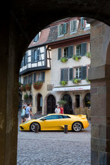 Colmar  Frankreich  gelber Lamborghini parkt in der Altstadt