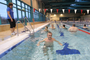 Flensburg  Deutschland  Aquagymnastik in einem Schwimmbad