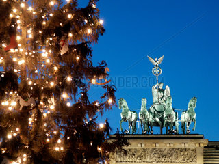 Berlin  Brandenburger Tor  Quadriga und Weihnachtsbaum