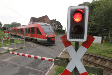 Altenhof  Deutschland  Regionalbahn an einem beschrankten Bahnuebergang