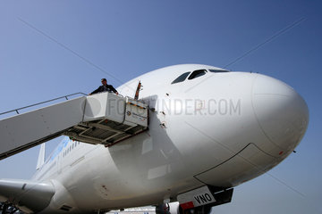 Berlin  Deutschland  Mann schaut von der Gangway des Airbus A380