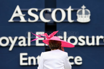 Ascot  Grossbritannien  Frau mit Hut steht vor der Royal Enclosure der Galopprennbahn
