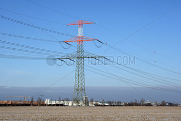 Leipzig  Deutschland  Hochspannungsmasten mit Stromleitungen