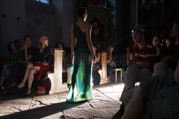 Studenten-Theatergruppe spielt in einer Kirche