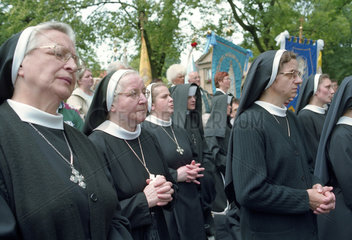 Nonnen bei der Fronleichnamsmesse in Poznan  Polen