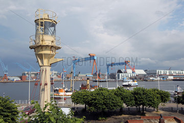 Kiel  Deutschland  Kraene der Werft HDW mit dem Laternenmast eines Feuerschiffes