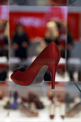London  Grossbritannien  roter High Heel Frauenschuh in einem Schaufenster