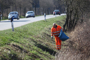 Husum  Deutschland  Strassenwaerter machen Fruehjahrsputz an einer Bundesstrasse