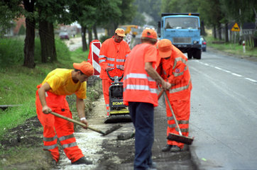 Bauarbeiter bei Strassenarbeiten  Polen