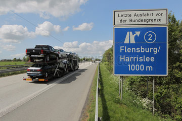 Handewitt  Deutschland  Schild mit dem Schiftzug: Letzte Ausfahrt vor der Bundesgrenze