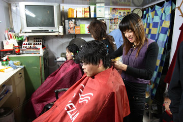 Shanghai  Friseurin bei der Arbeit