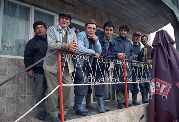 Gruppe von Bauern an einem Gelaender  Vlad Tepes  Rumaenien