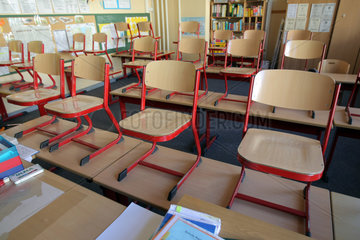 Flensburg  Deutschland  in einem Klassenraum der Grundschule Ramsharde in Flensburg stehen die Stuehle auf dem Tisch