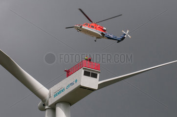 Enge-Sande  Deutschland  Helikopter Hoist bei einer Rettungsdemonstration