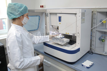 Kiel  Deutschland  eine Laborantin am Sequenzer im DNA-Labor des LKA Schleswig-Holstein