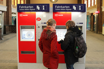 Flensburg  Deutschland  Bahnreisende im Flensburger Bahnhof am Fahrkartenautomat