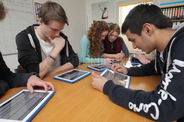 Flensburg  Deutschland  Schueler benutzen iPads fuer den Unterricht