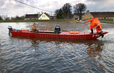 Dommitzsch  Deutschland  Hochwasser bei Polbitz  Bewohner werden evakuiert