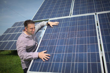 Nordhackstedt  Deutschland  Solarpark bestehend aus Nachfuehranlagen