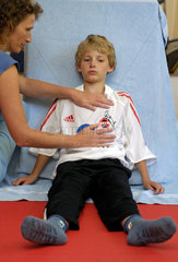 Chemnitz  Deutschland  ein Junge  der an Mukoviszidose erkrankt ist  macht Physiotherapie