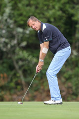 Gluecksburg  Deutschland  Gerhard Delling  Sportjournalist  beim Golf spielen