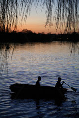 Potsdam  Silhouetten zweier Jungs in einem Boot in der Abendsonne