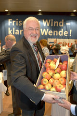 Peter Harry Carstensen  CDU mit Aepfeln