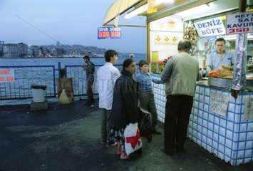 Menschen stehen an einem Imbiss an  Istanbul