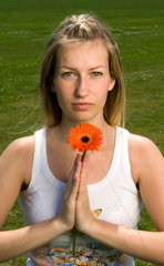 Berlin  junge Frau mit Blume