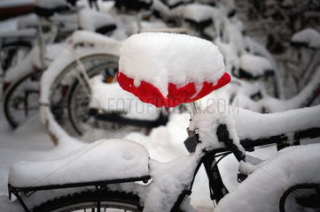 Berlin  Deutschland  verschneites Fahrrad