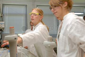 Flensburg  Deutschland  Studentinnen im Fachbereich Biotechnologie Verfahrenstechnik