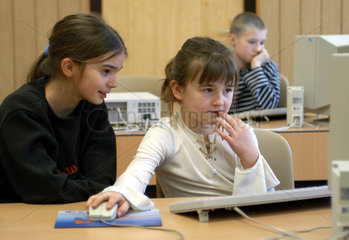 Kinder beim Unterricht mit PC  Brandenburg