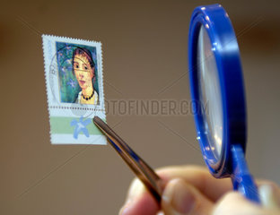 Chemnitz  Deutschland  eine Briefmarke wird durch eine Lupe betrachtet
