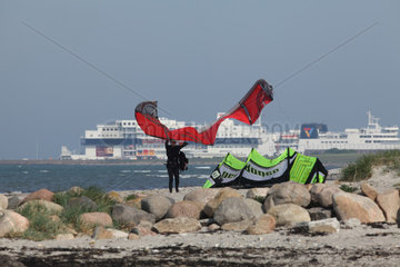 Fehmarn  Deutschland  Kitesurfer am Strand im Norden auf der Insel Fehmarn